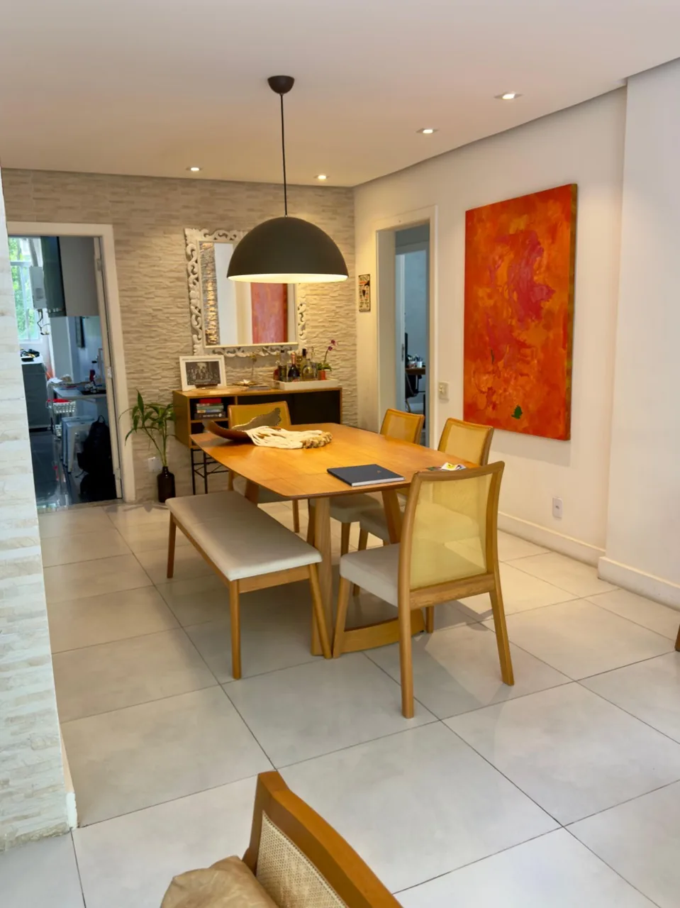 Sala de jantar com mesa de madeira