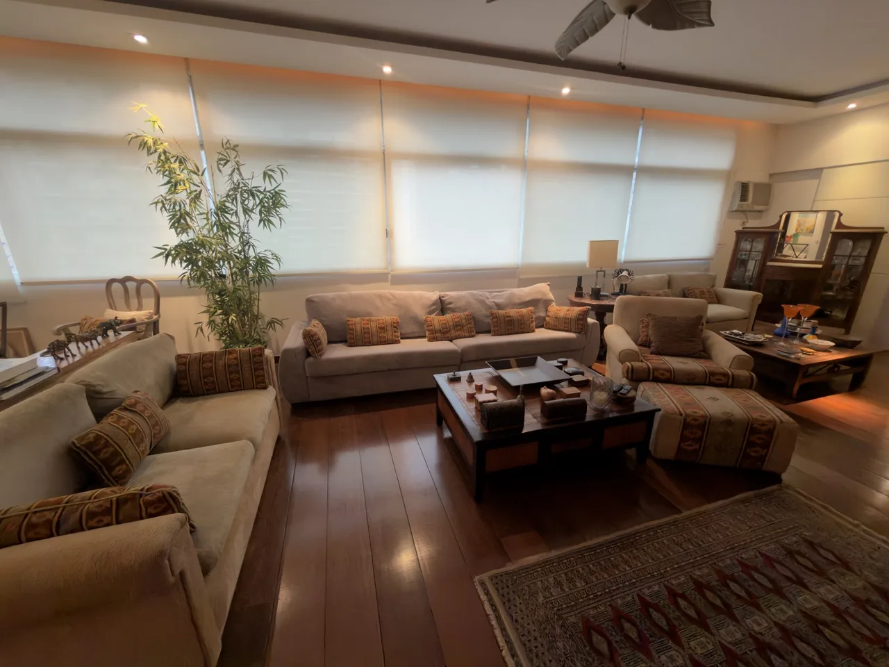 Sala de estar com tapete e sofás