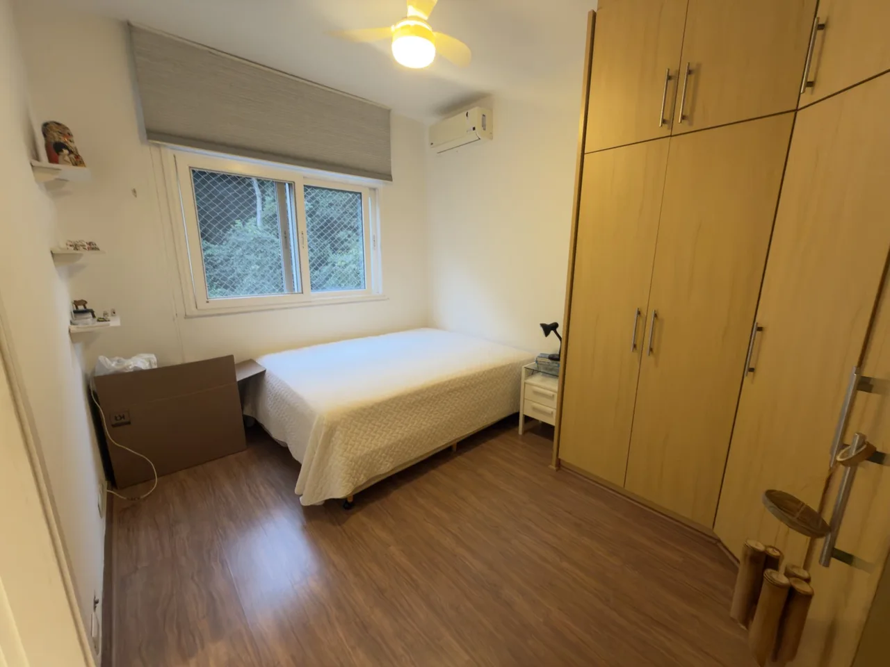 Quarto com cama de casal e ar-condicionado