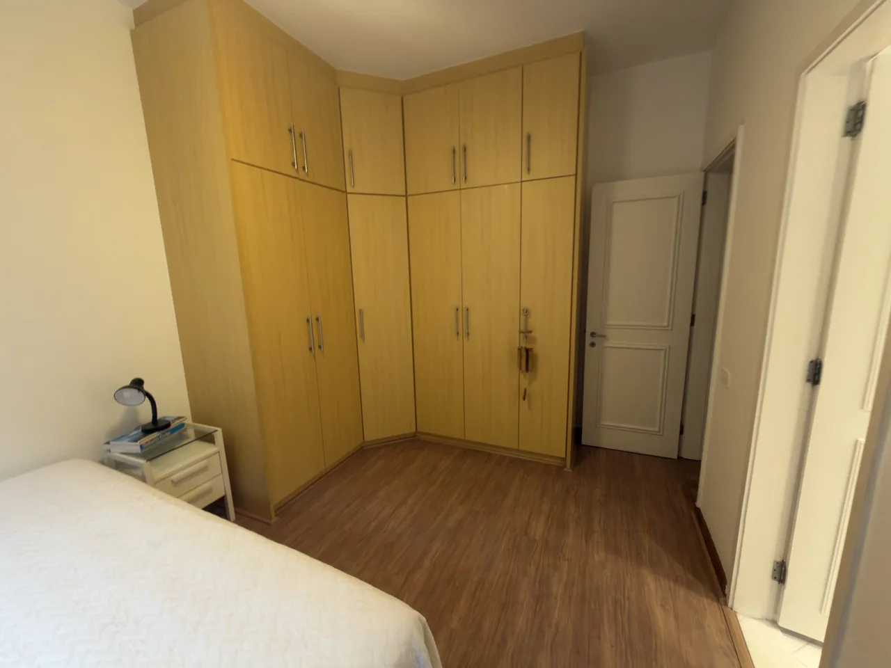 Quarto com armários planejados