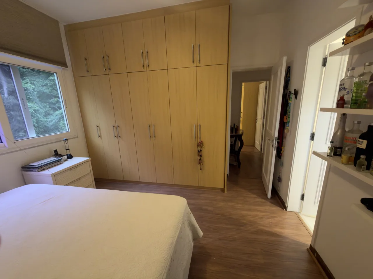 Quarto com janela para o verde