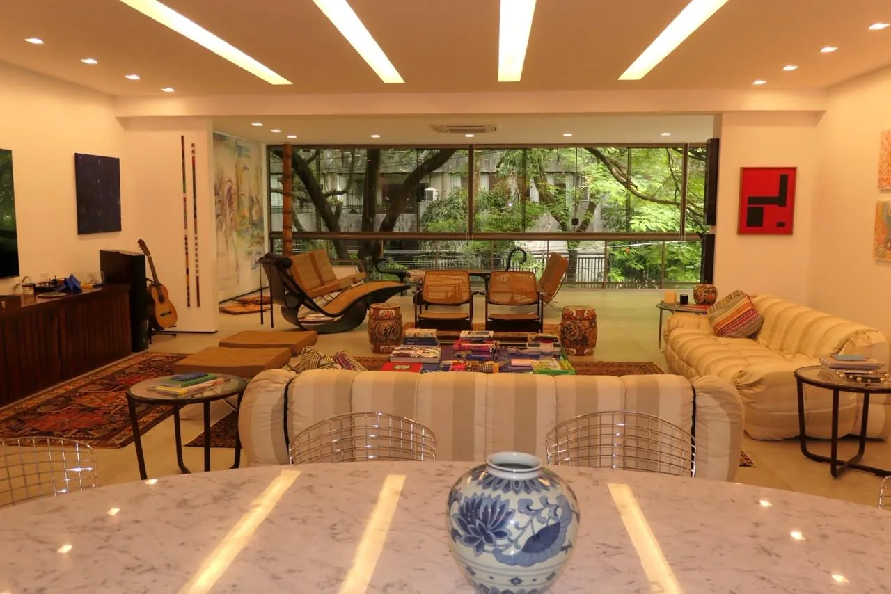 Living com varanda integrada e vista para o verde