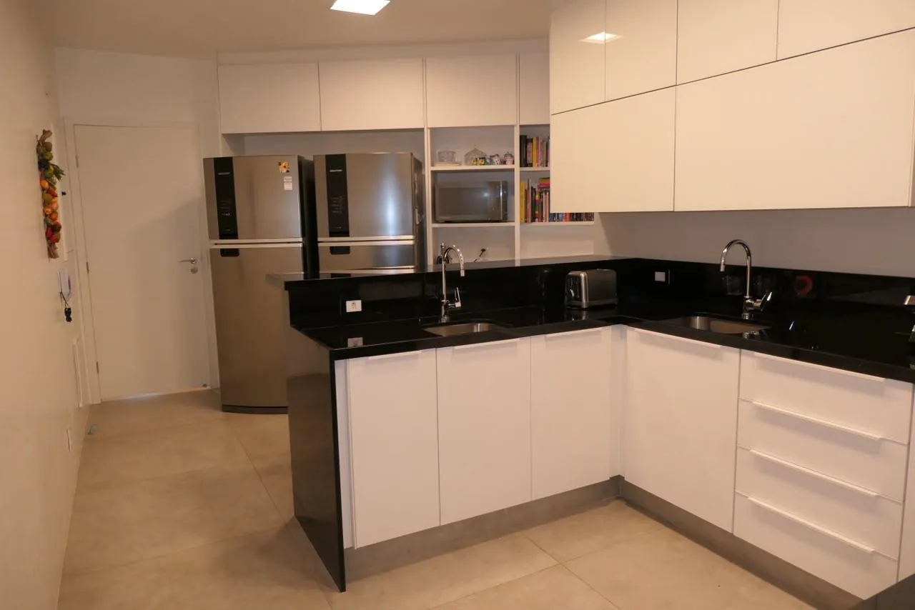 Cozinha planejada com dois refrigeradores e bancada em granito preto