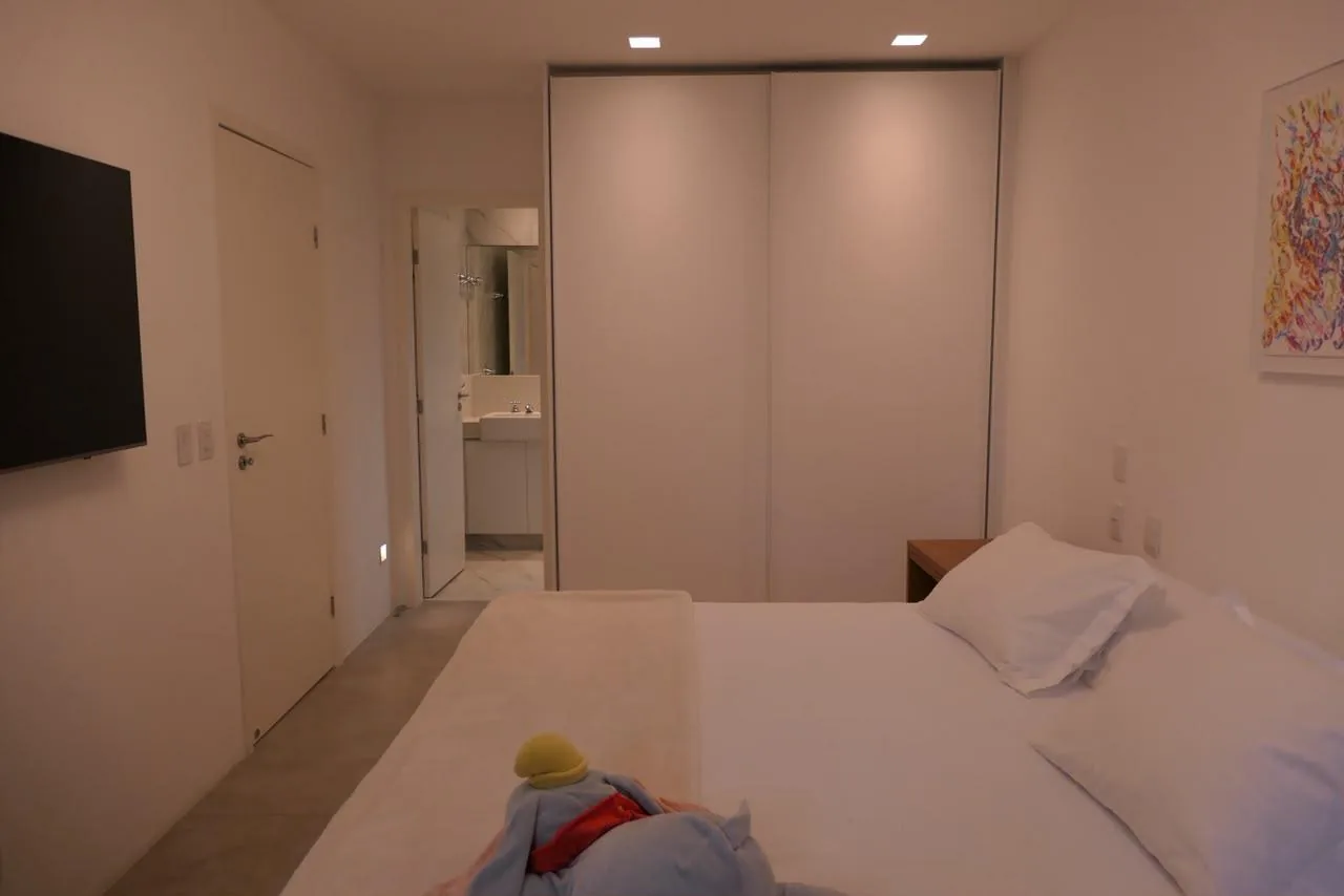 Quarto com armário planejado e acesso ao banheiro