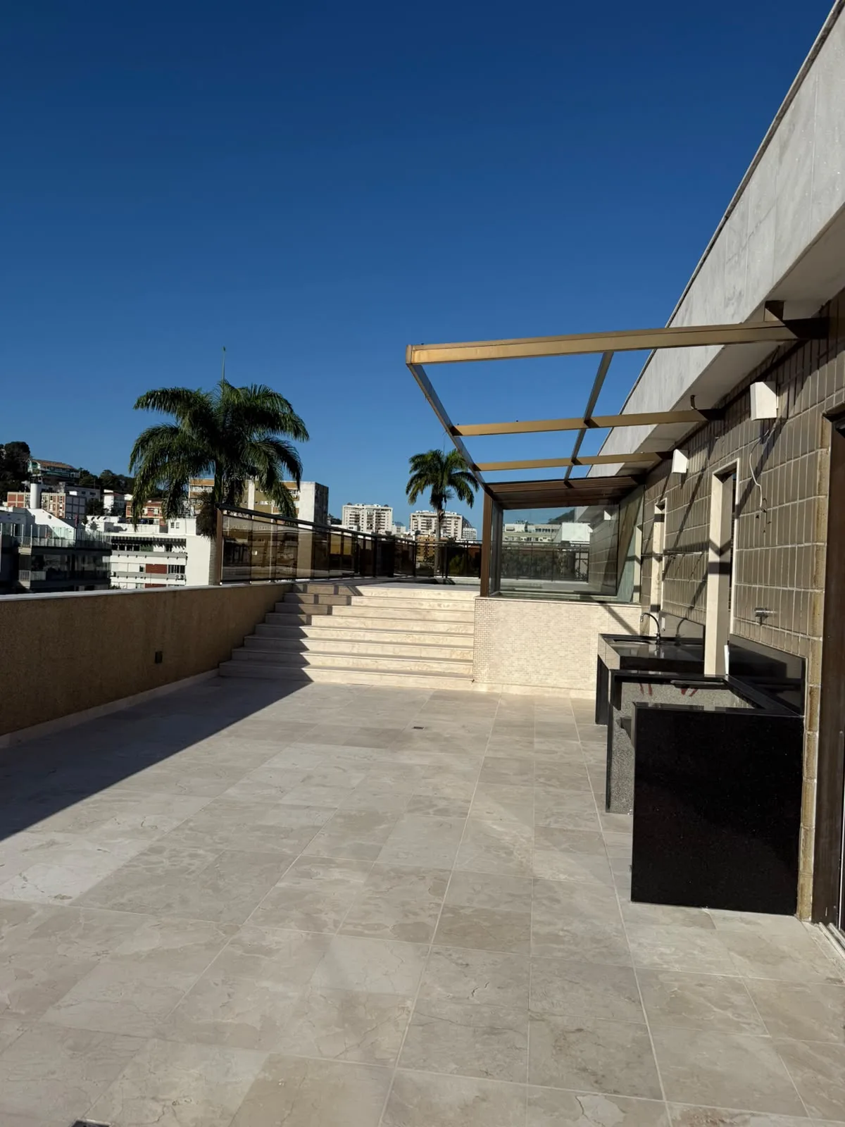 Terraço com pérgola e área gourmet