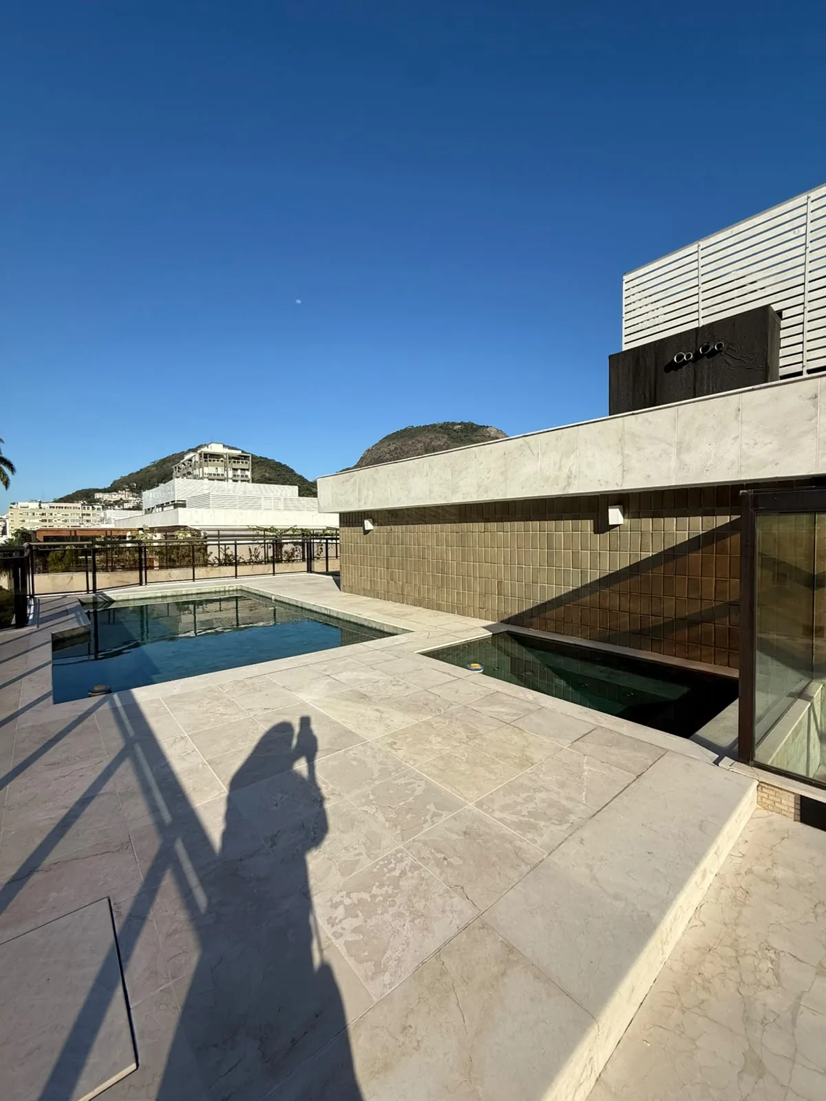 Piscina e spa com vista para a montanha