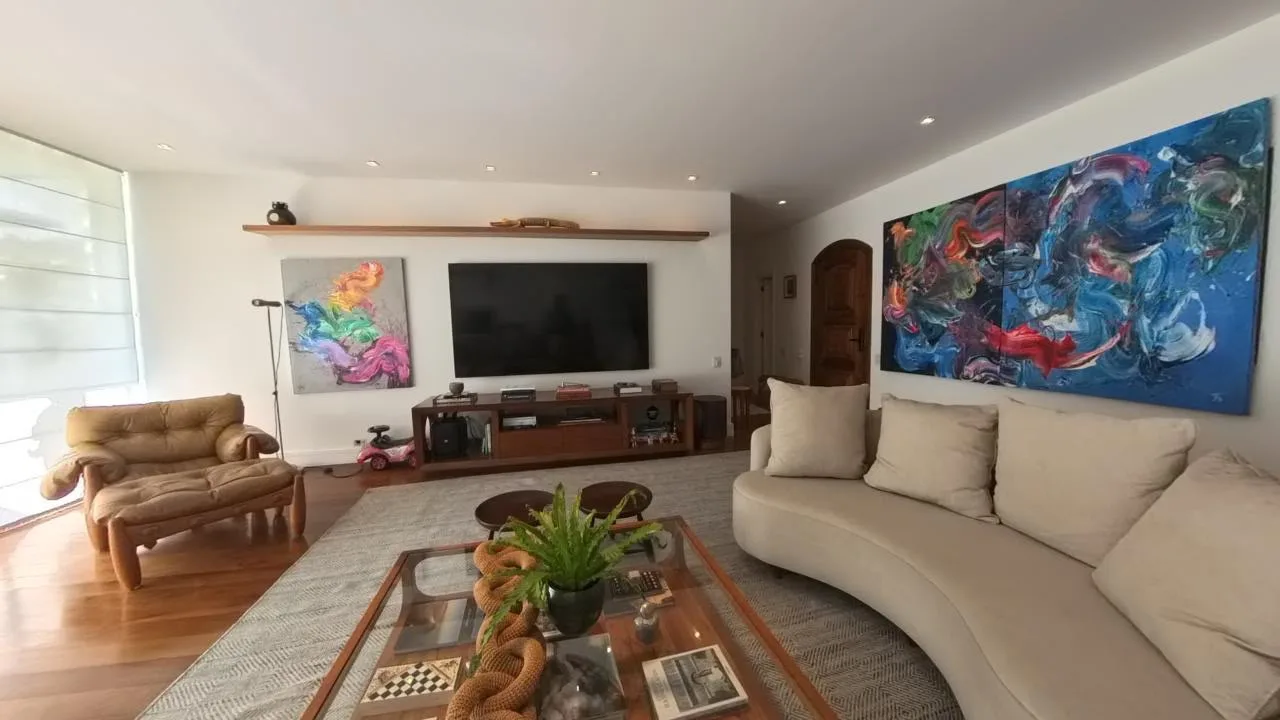Sala de estar com sofá e obras de arte coloridas