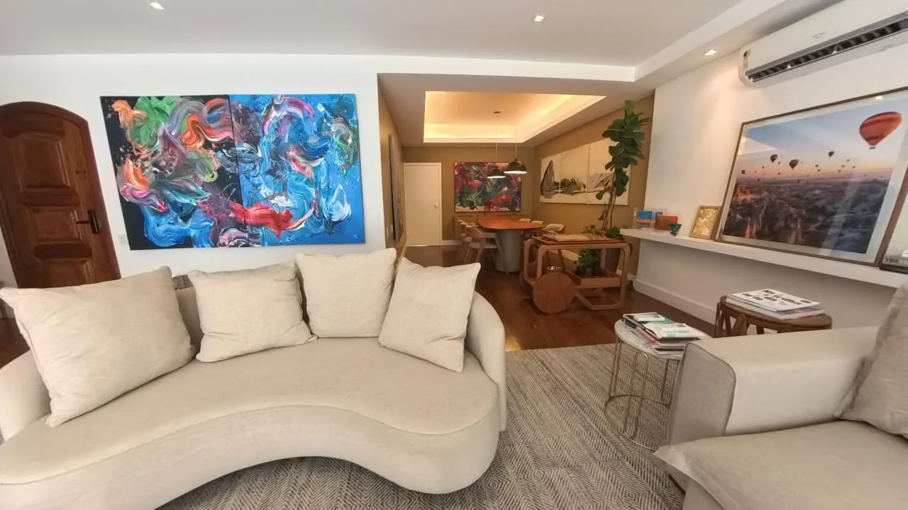 Sala de estar ampla com sofá branco