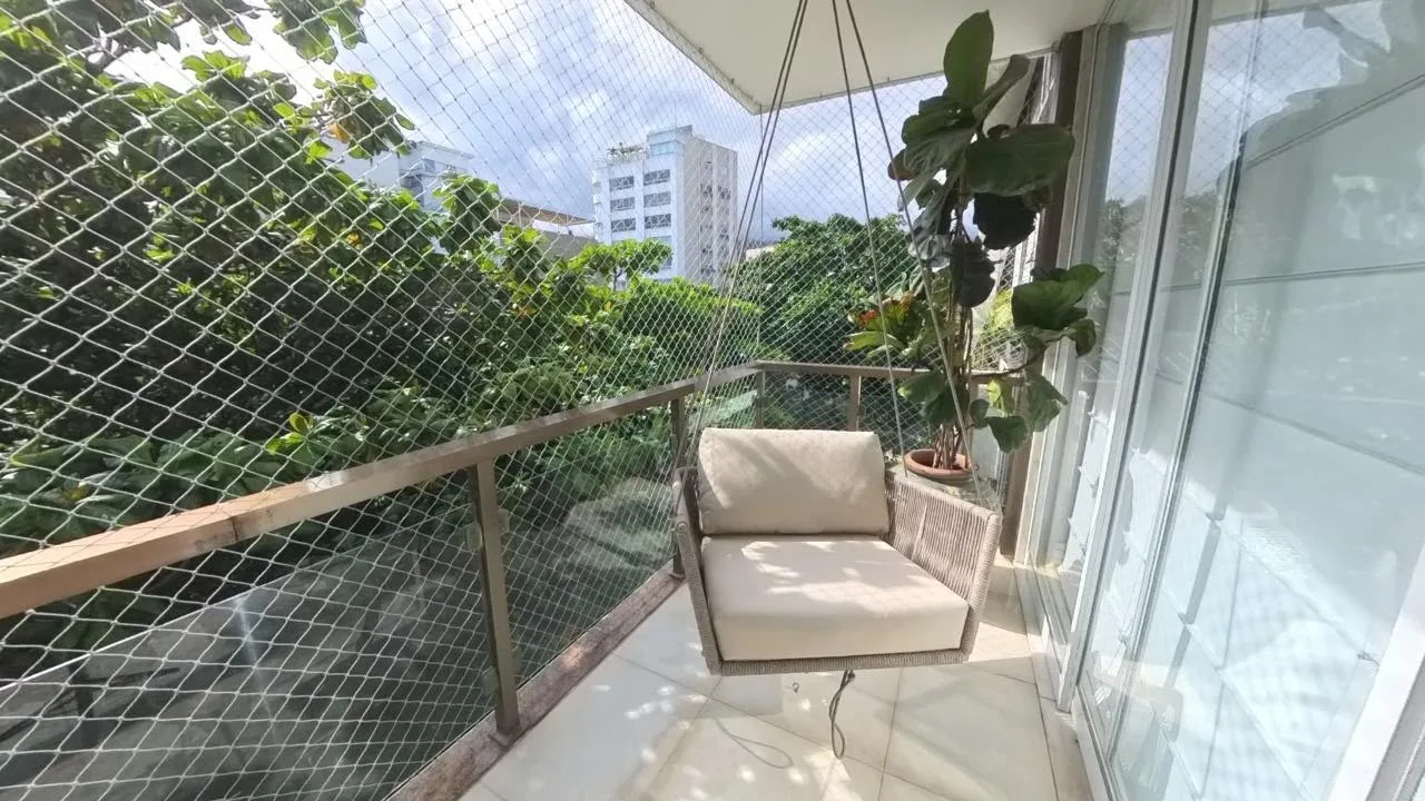 Varanda com rede de proteção e vista verde