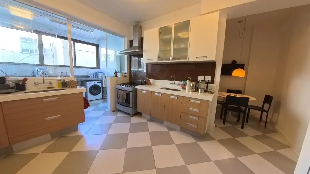 Cozinha ampla com piso xadrez