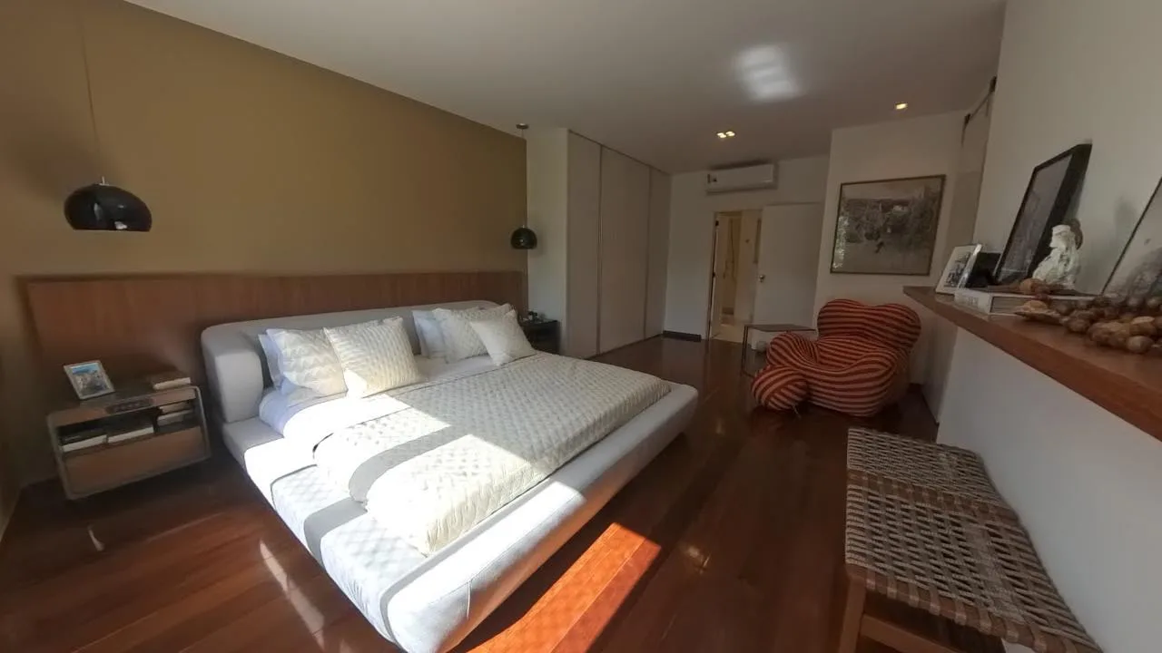 Suíte ampla com poltrona