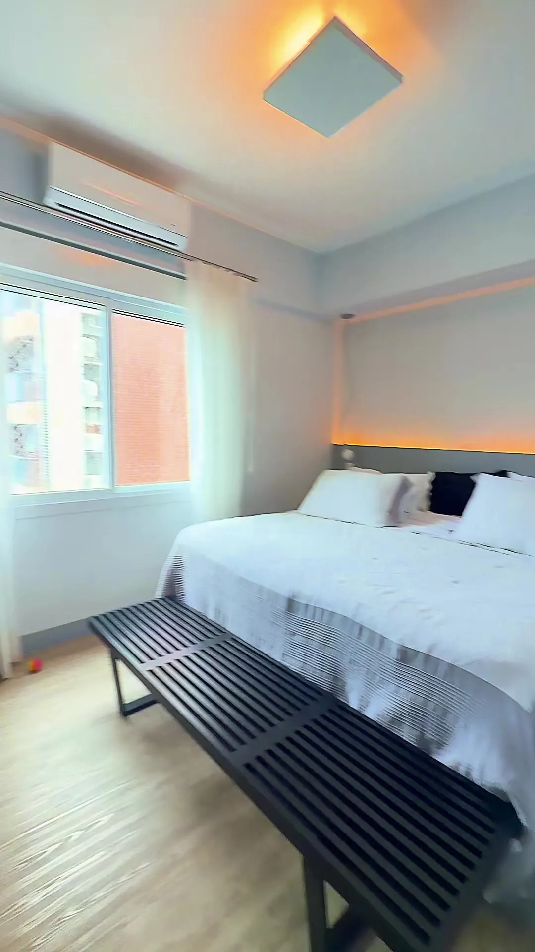 Suíte com cabeceira iluminada e cama de casal