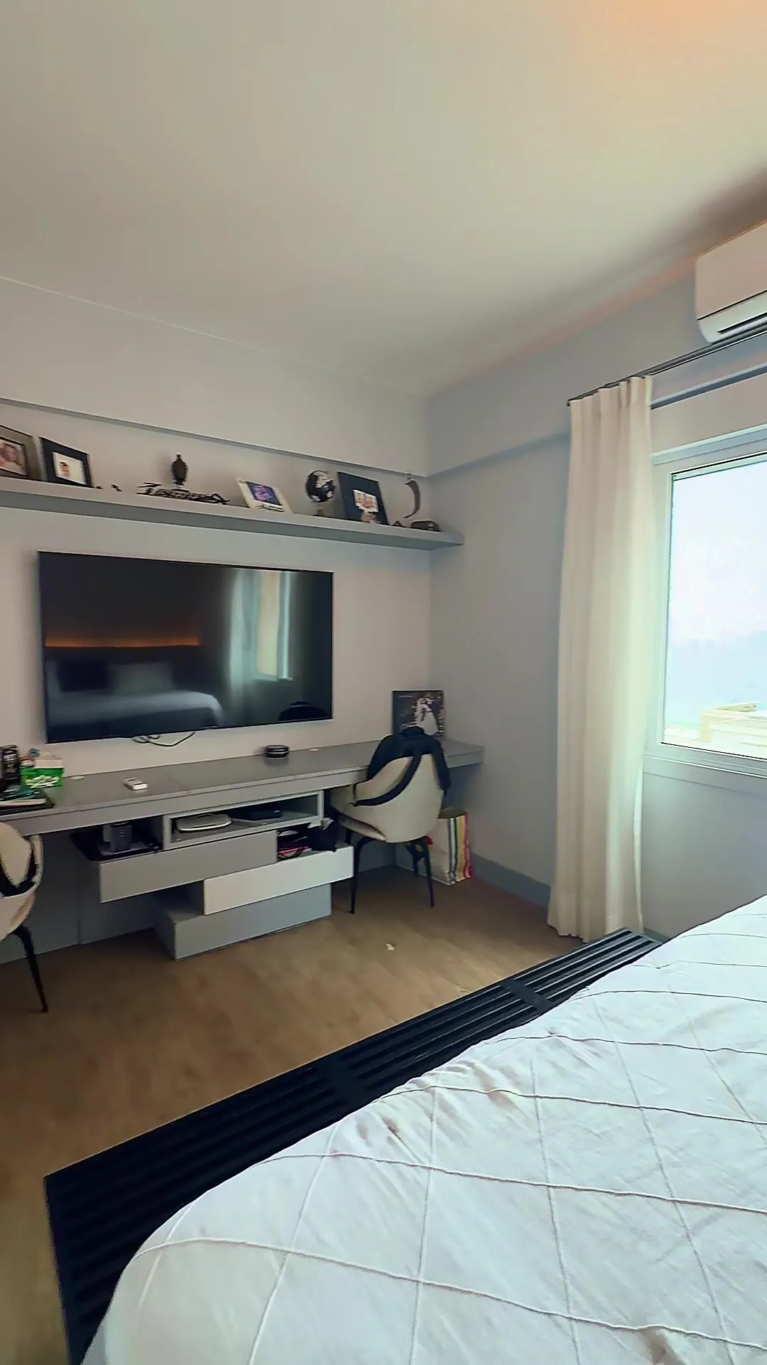 Suíte com bancada de trabalho e TV