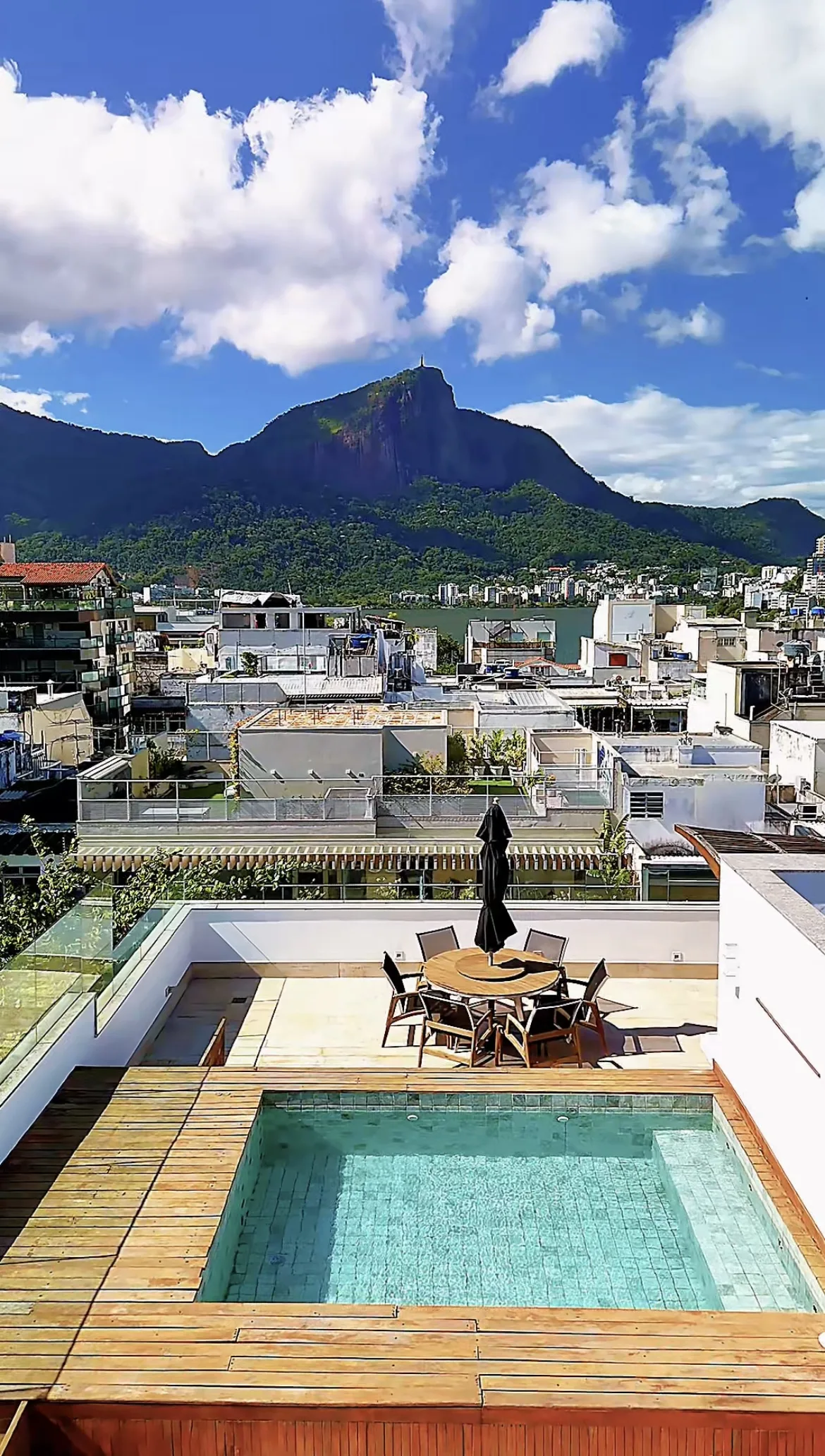 Piscina no terraço com vista para o Cristo Redentor
