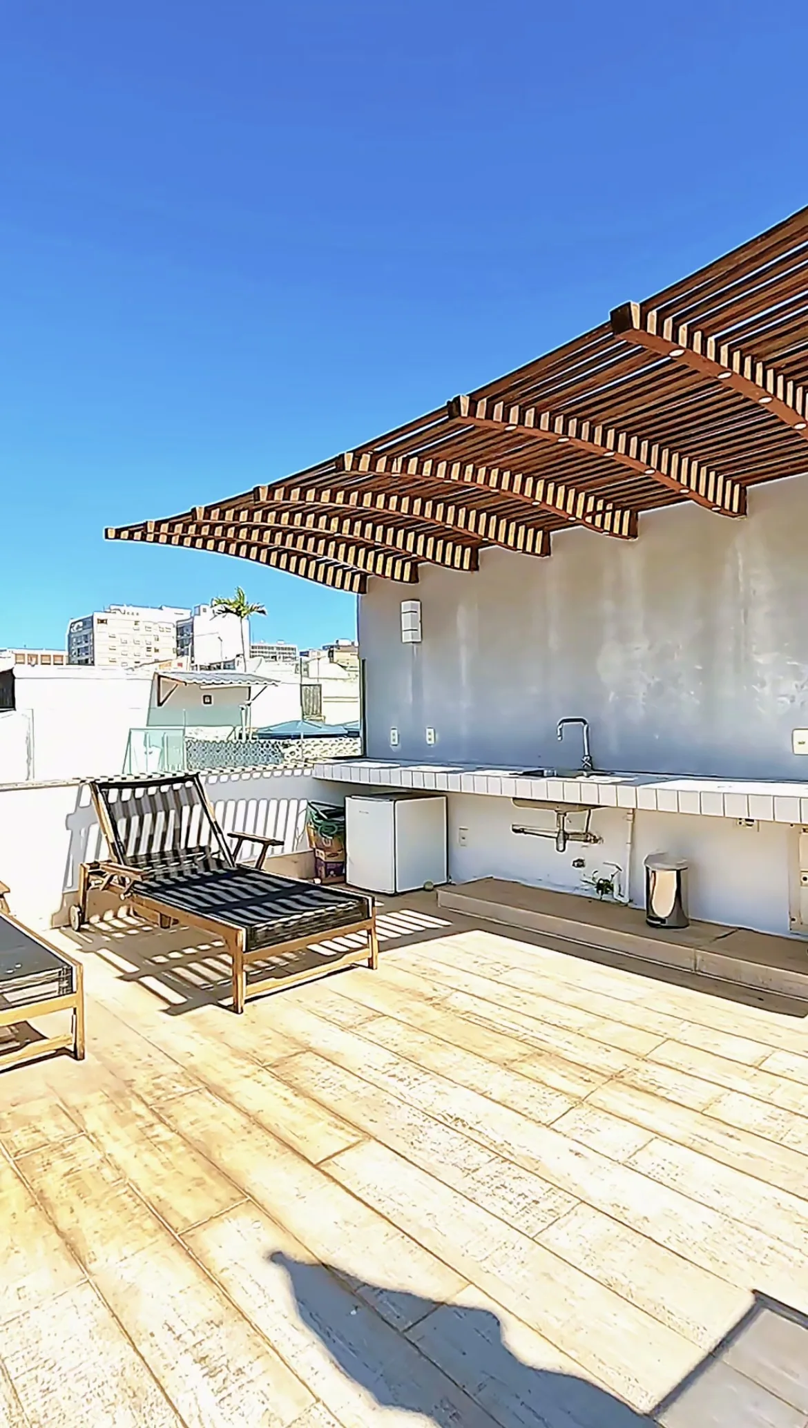 Deck do terraço com piscina e vista para as montanhas