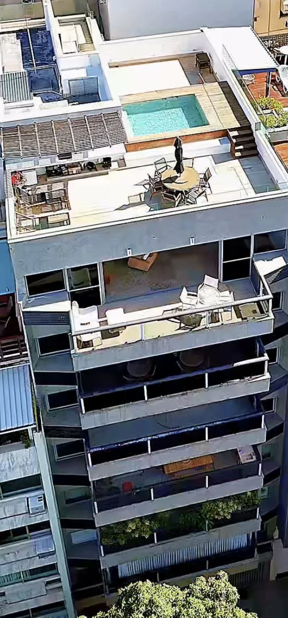 Fachada do prédio vista de cima, com o terraço da cobertura ao topo