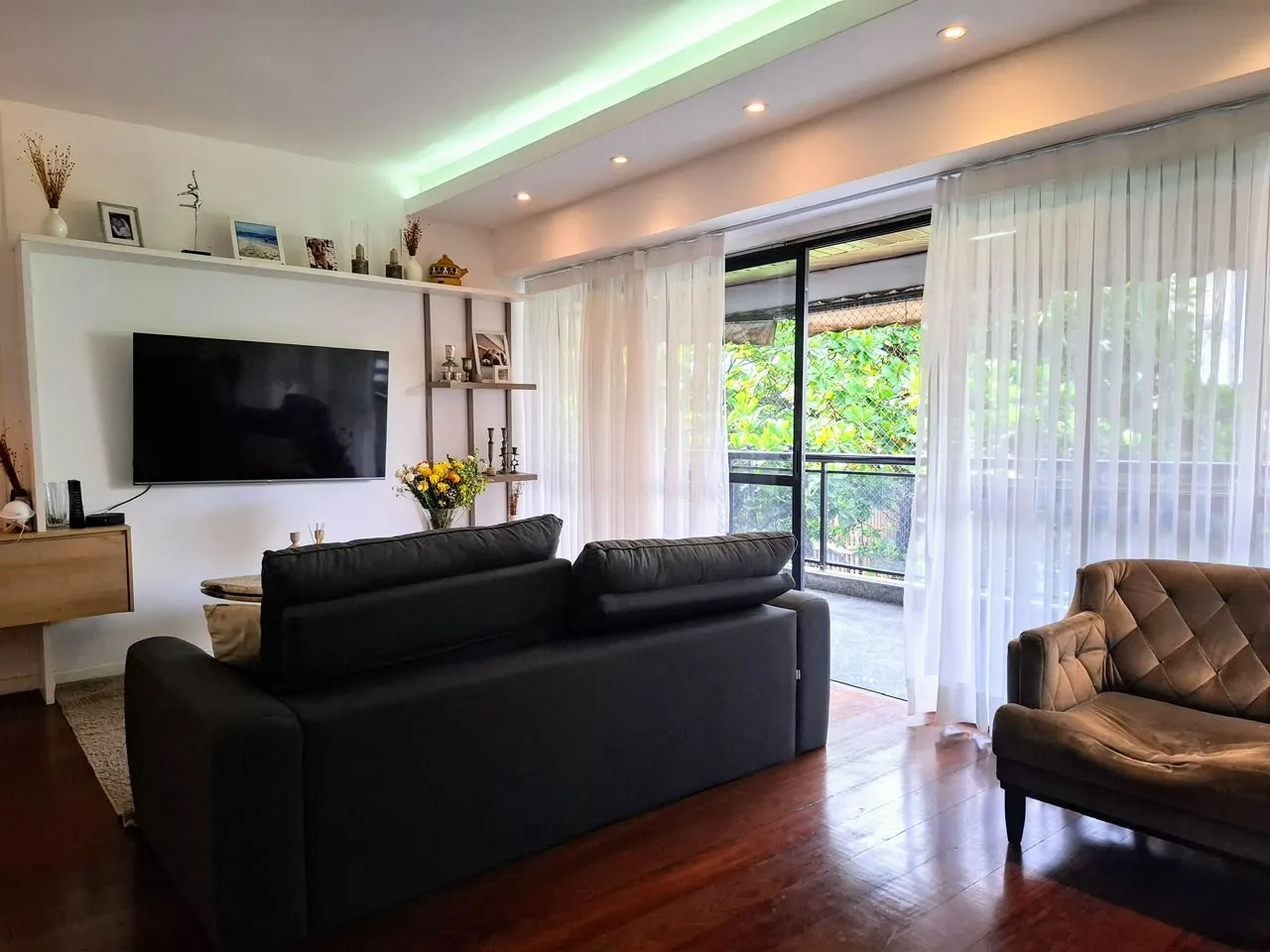 Sala de TV com sofá e poltrona