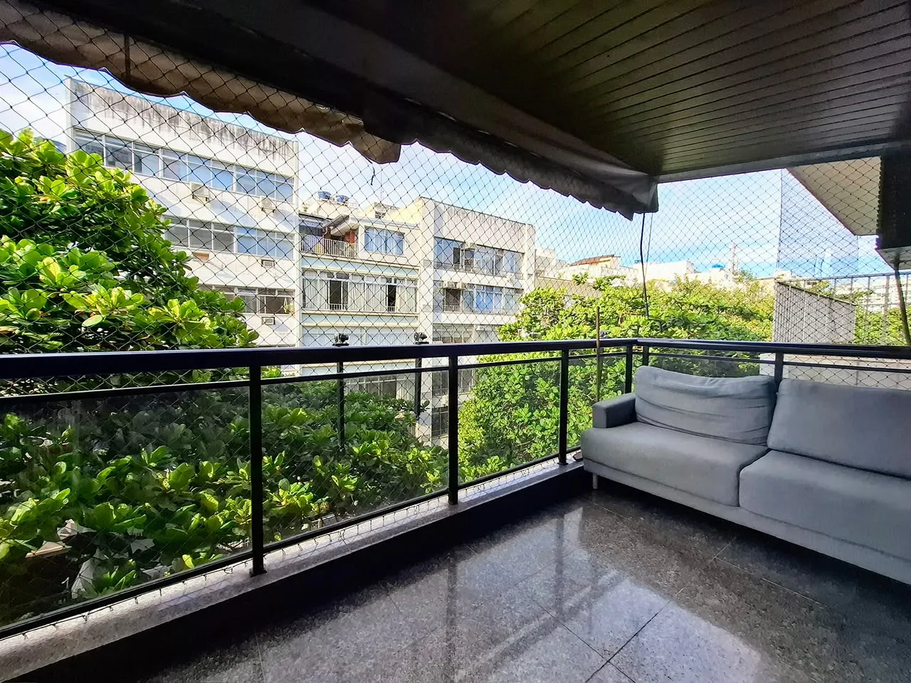 Varanda envidraçada com vista para as árvores