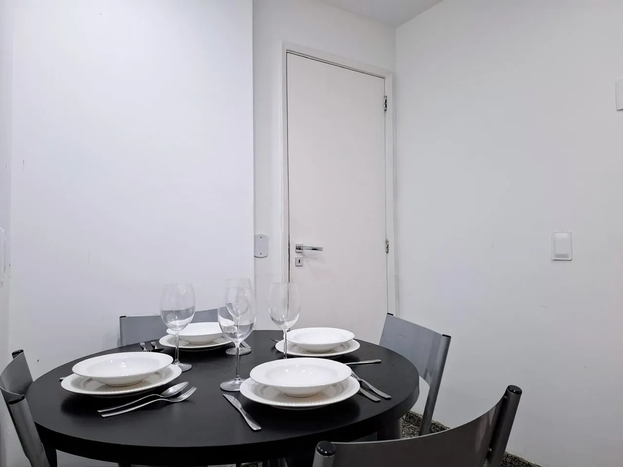 Sala de jantar com mesa redonda