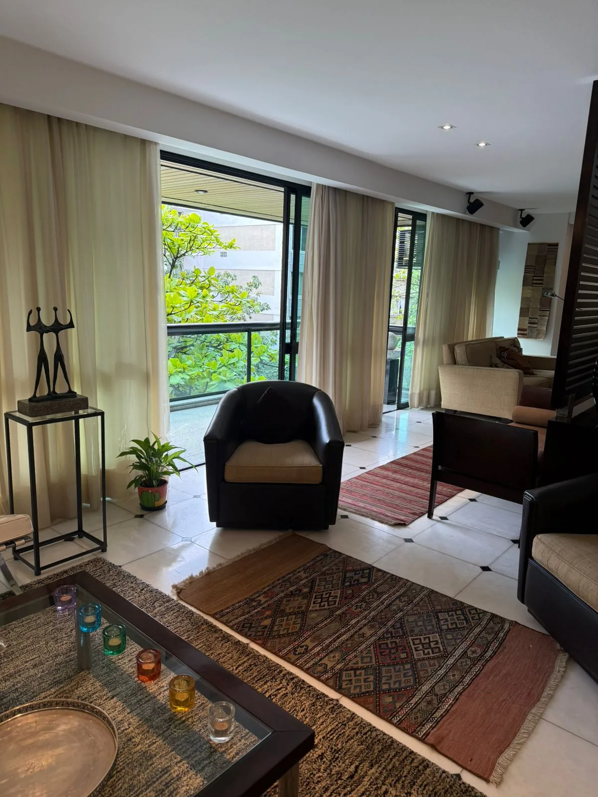 Sala de estar com varanda e vista para as árvores