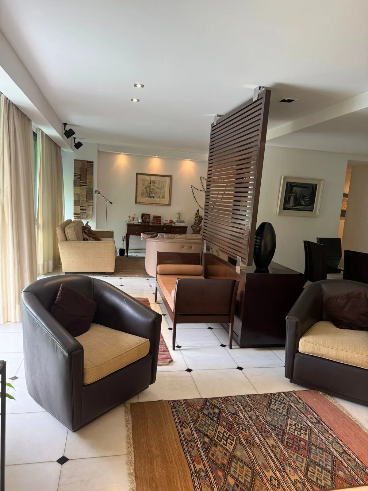 Sala de estar integrada com sala de jantar ao fundo