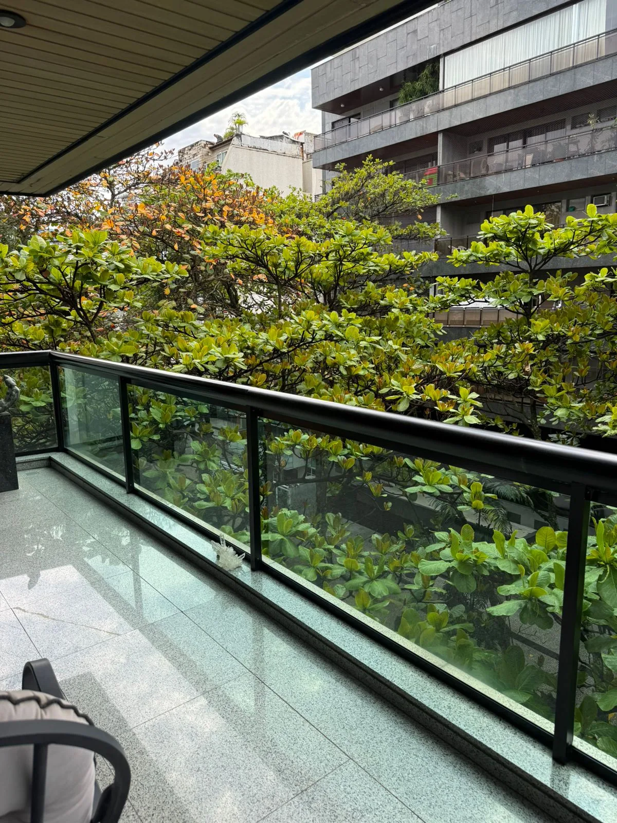 Varanda com vista para o entorno arborizado