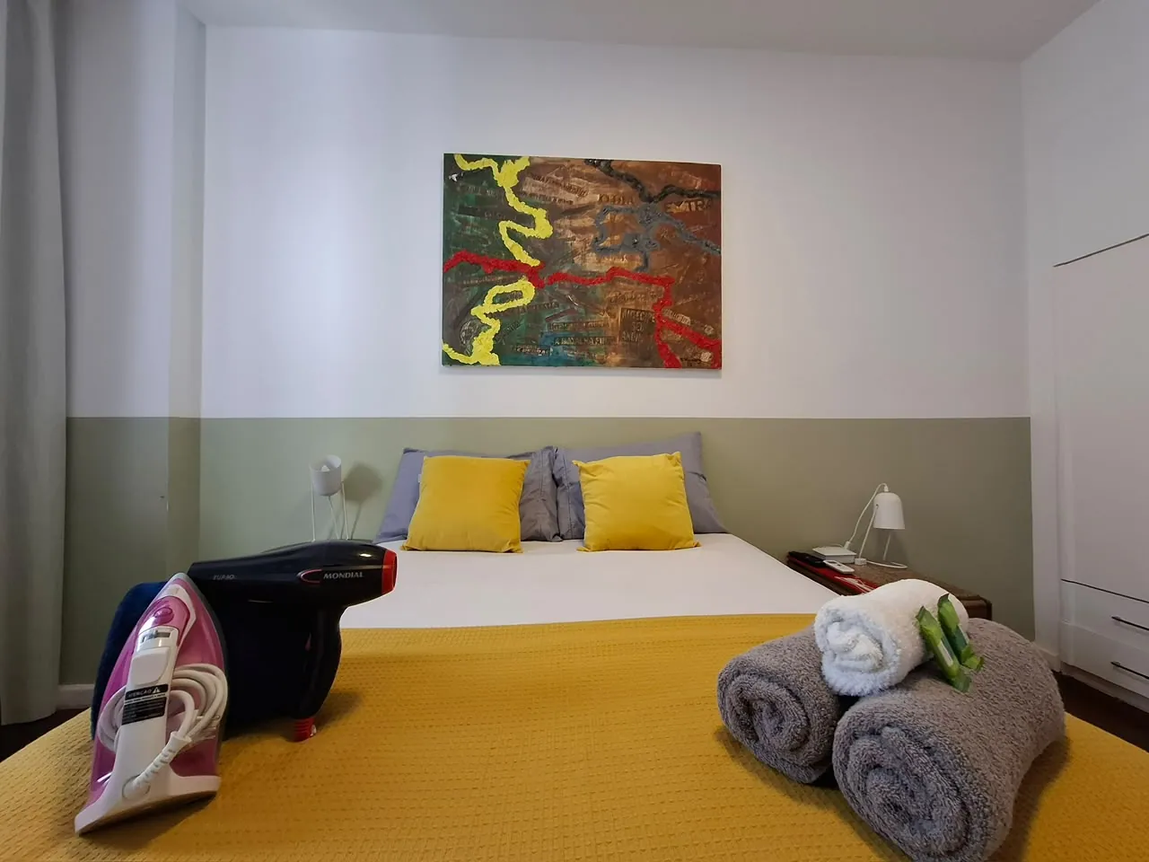 Quarto de casal com cabeceira e quadro colorido