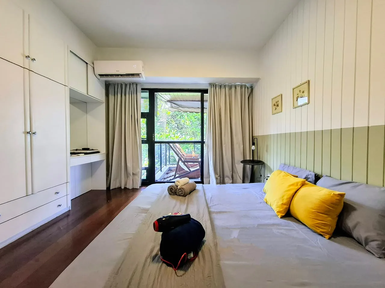 Quarto com armários planejados e acesso à varanda