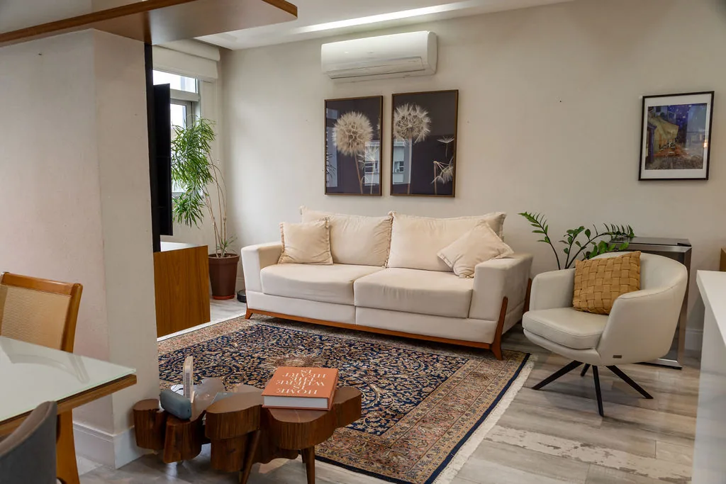 Sala de estar com sofá, poltrona e tapete
