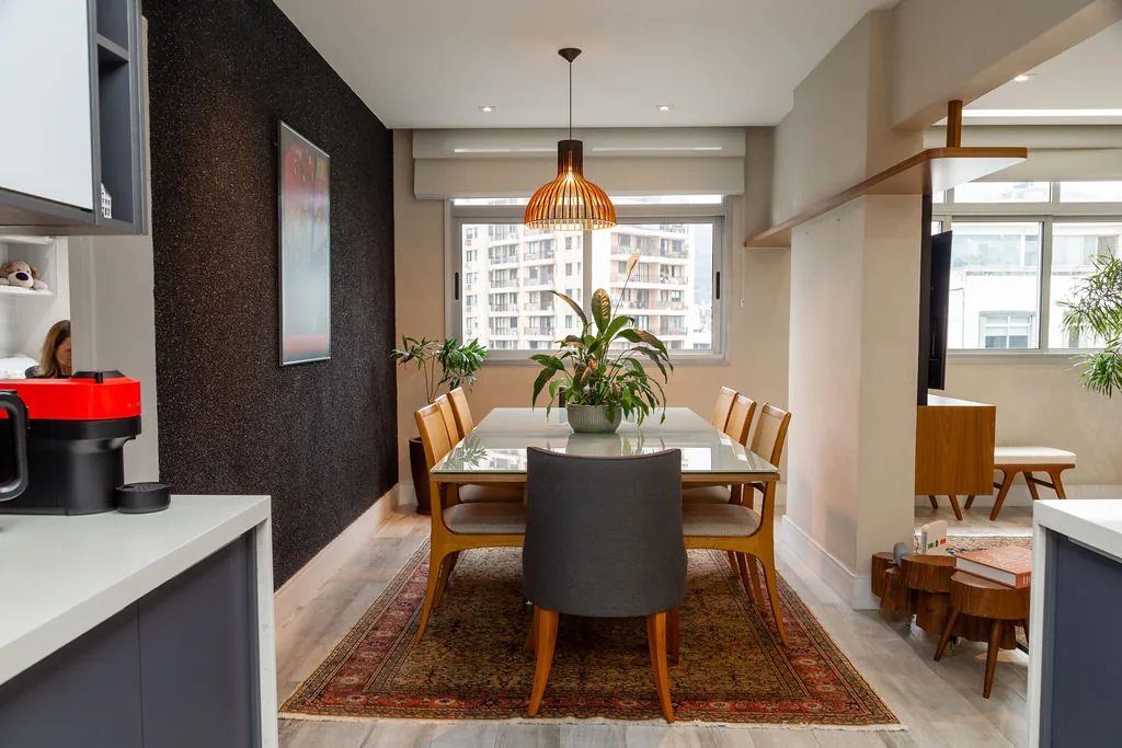 Sala de jantar com mesa, luminária e janela