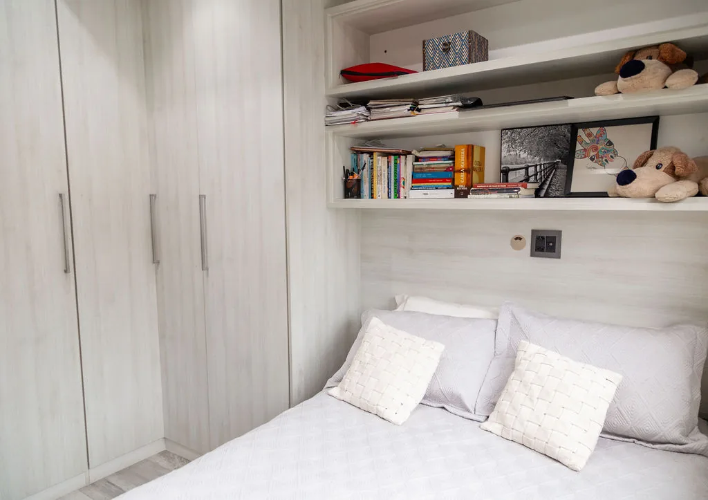 Quarto com armário planejado e prateleiras