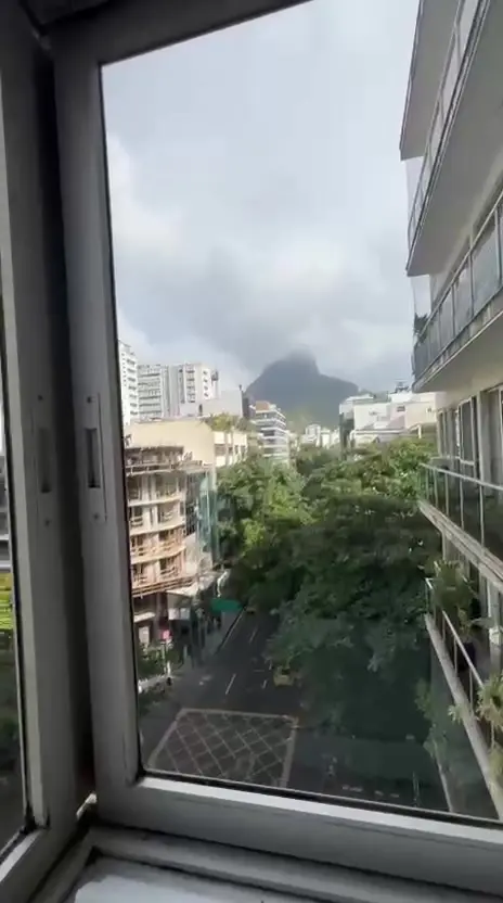 Vista para a Pedra da Gávea no imóvel da Av. General San Martin, Leblon