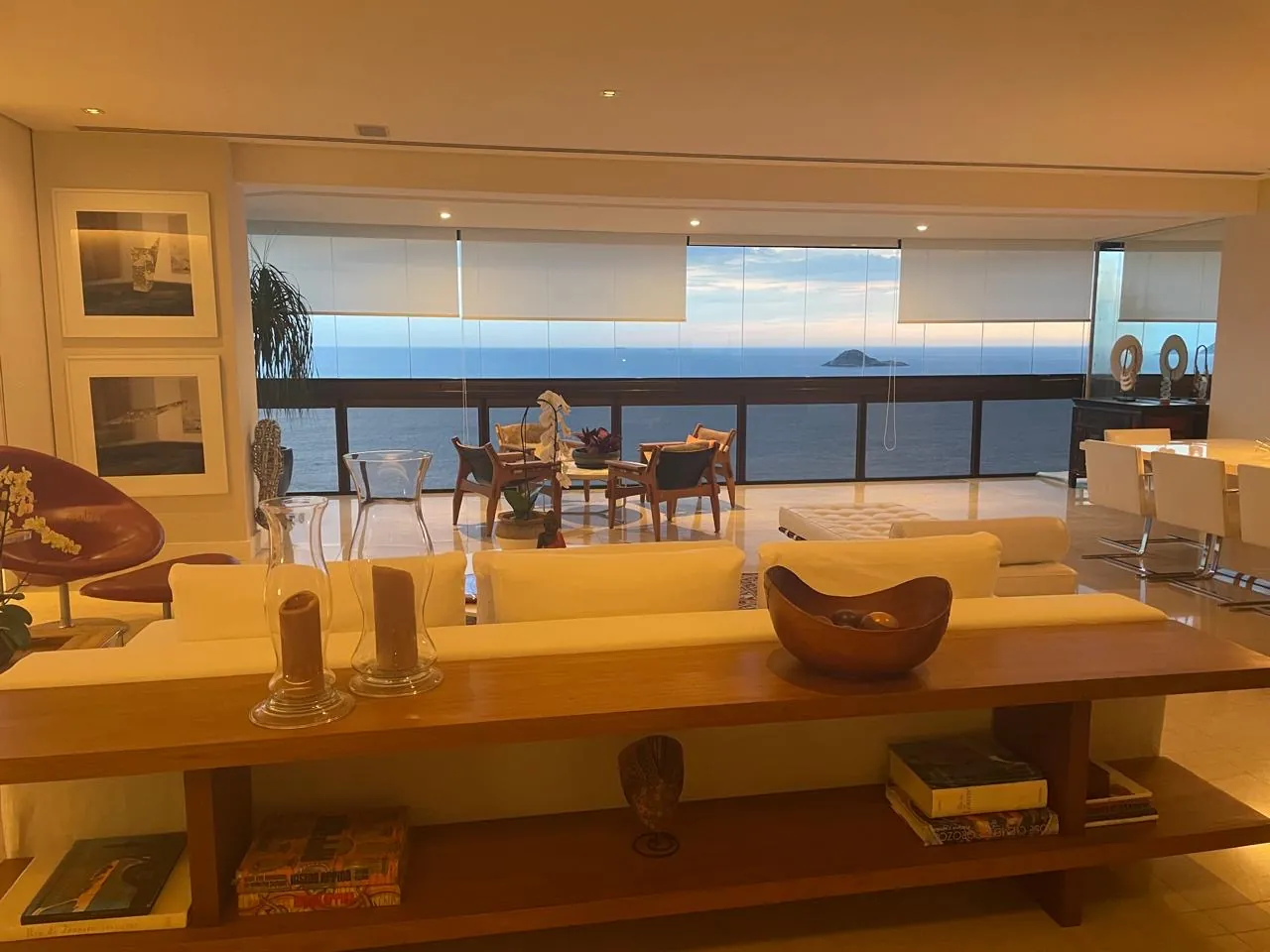 Sala com vista frontal para o mar ao entardecer