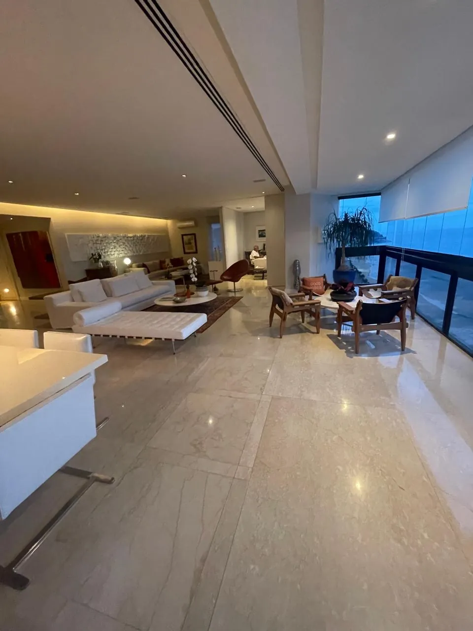 Sala ampla com pé-direito alto e vista para o mar