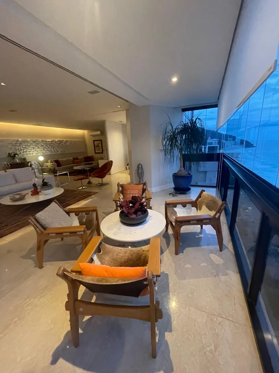 Varanda com área de estar e vista para a praia