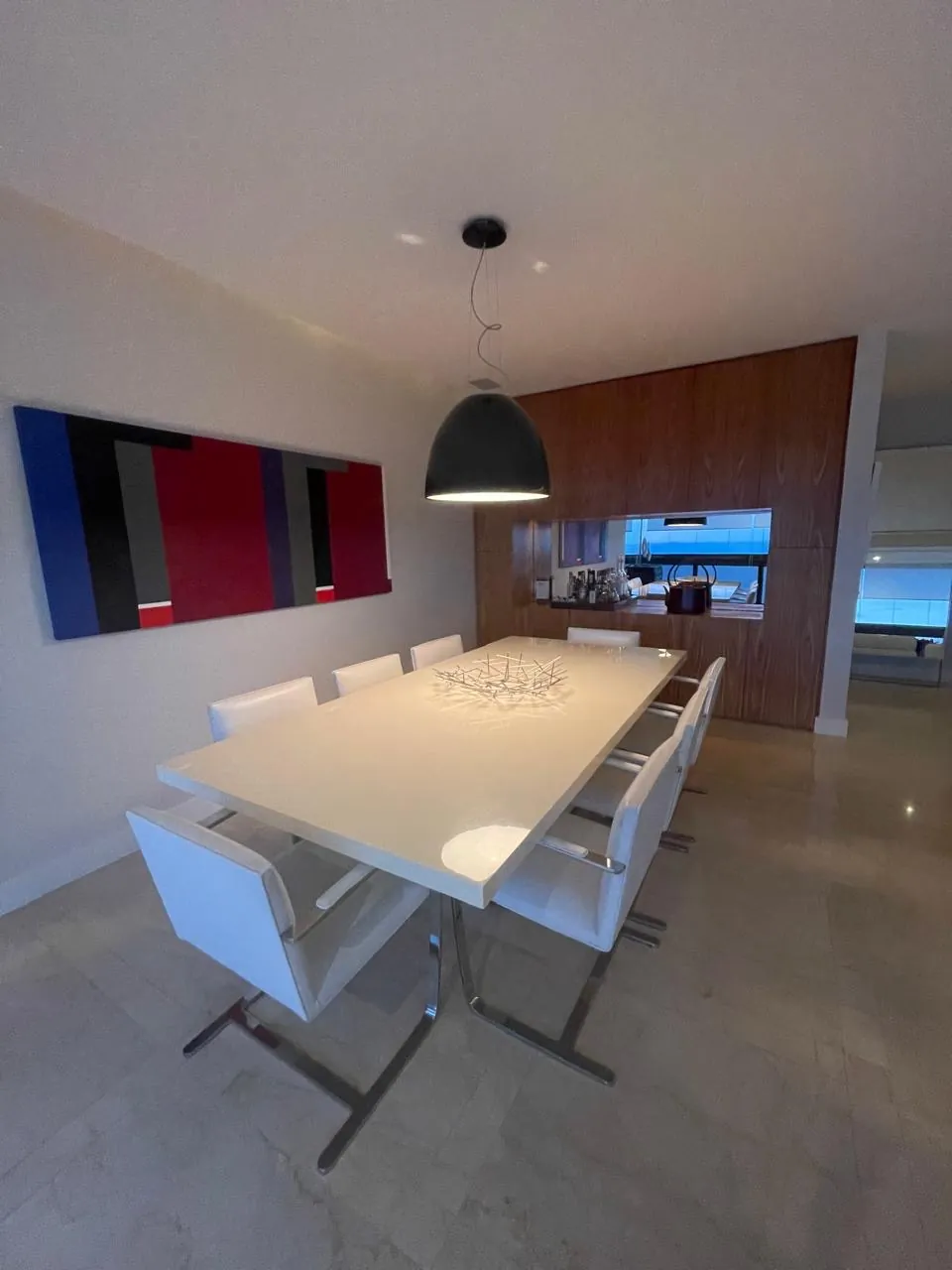 Sala de jantar com mesa branca