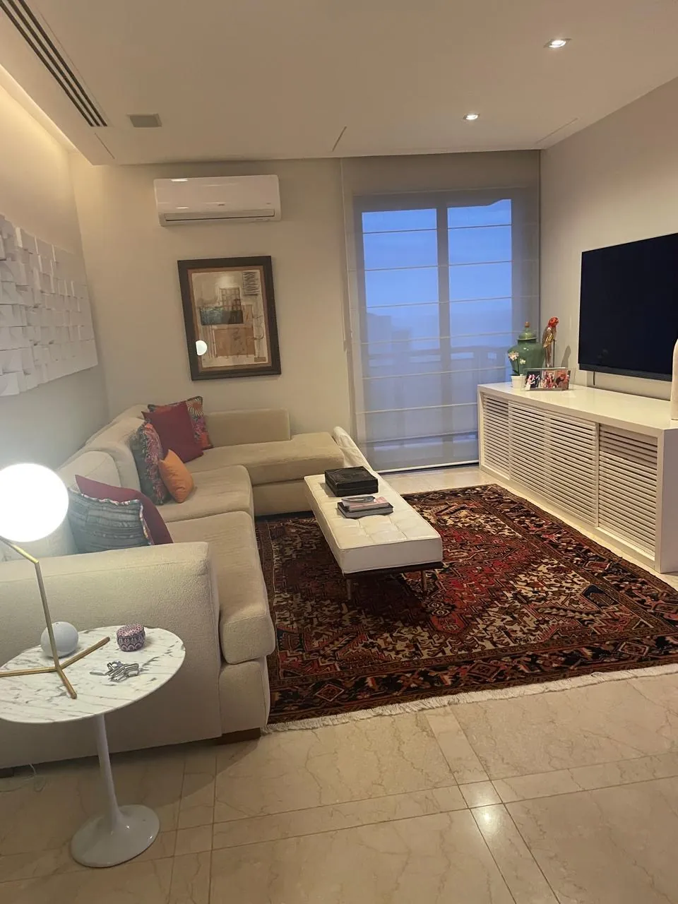 Sala de TV com sofá e tapete