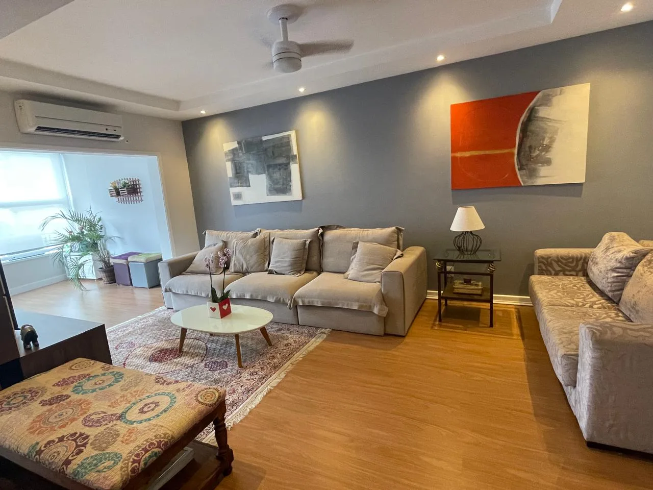 Segundo ambiente do living, com obra de arte