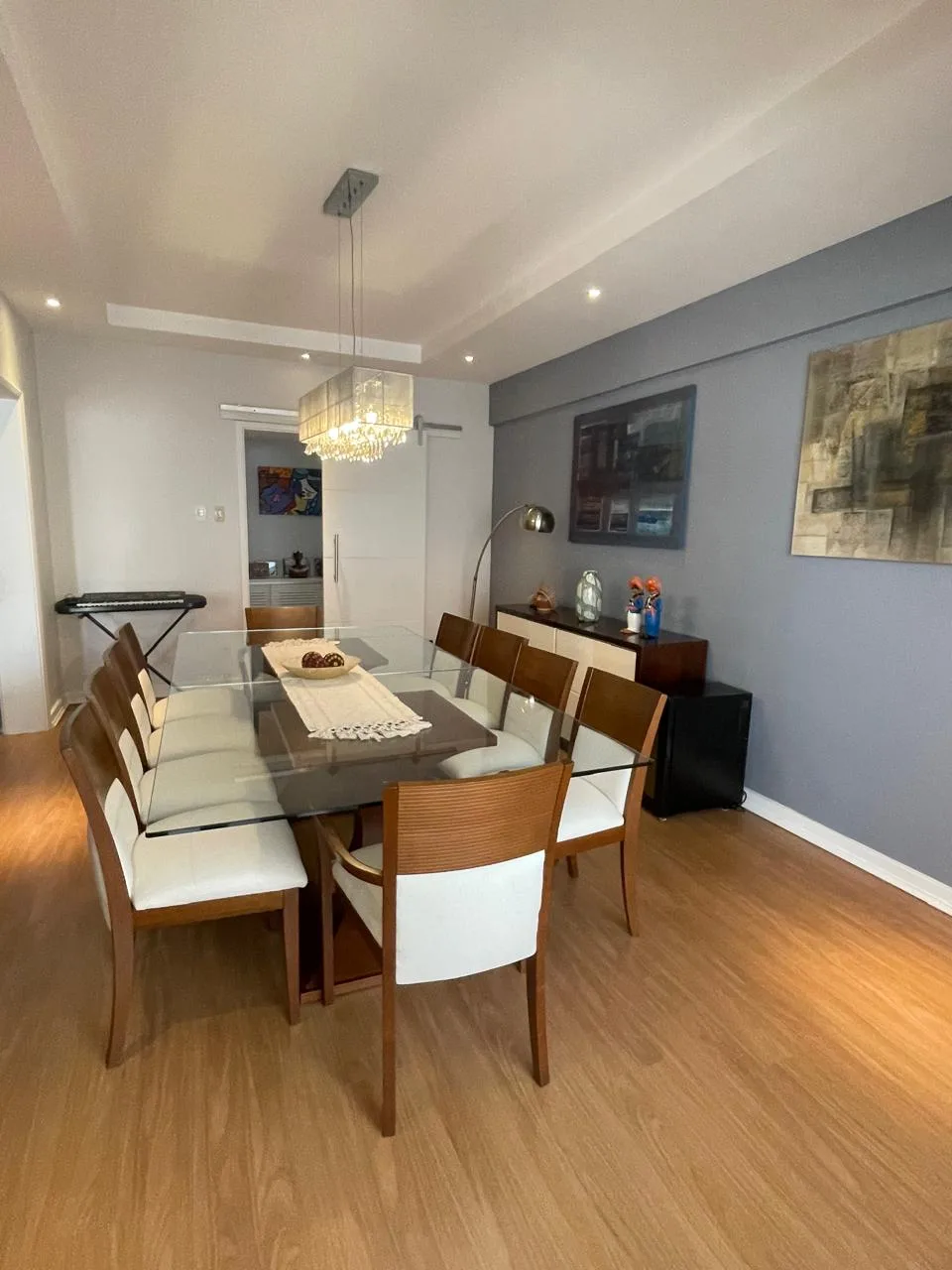 Sala de jantar com mesa para 10 pessoas