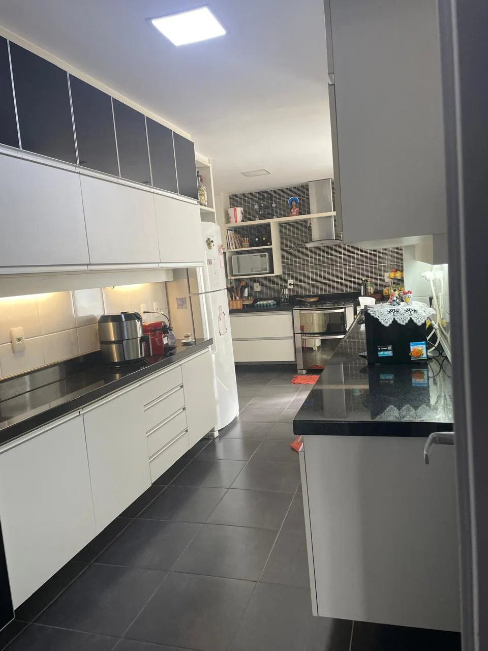 Cozinha planejada com armários e bancada em granito