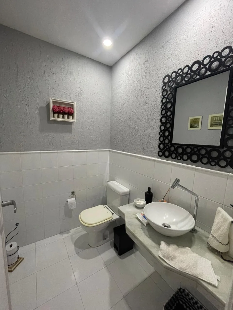 Lavabo com bancada e espelho decorativo