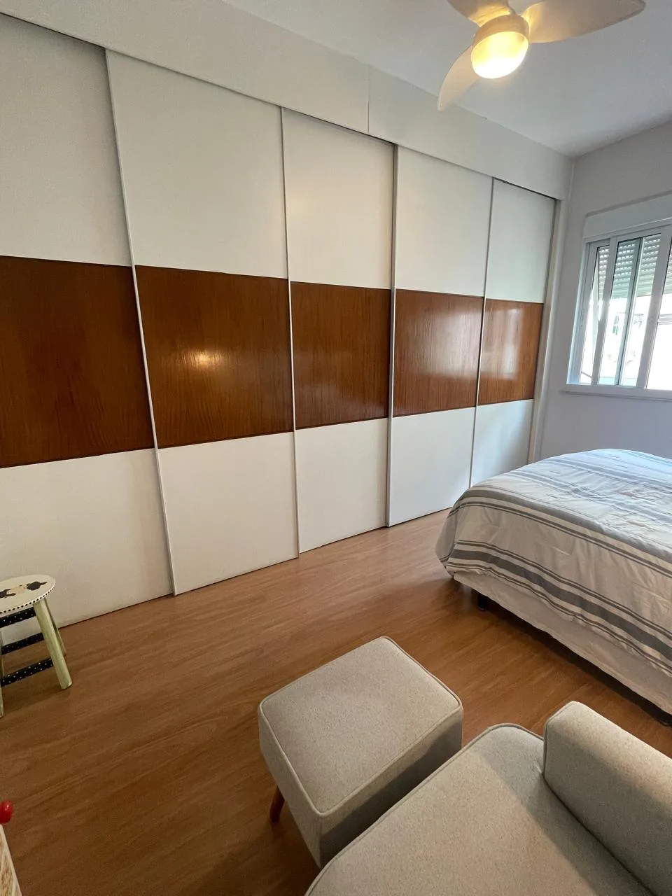 Segundo quarto com armário planejado