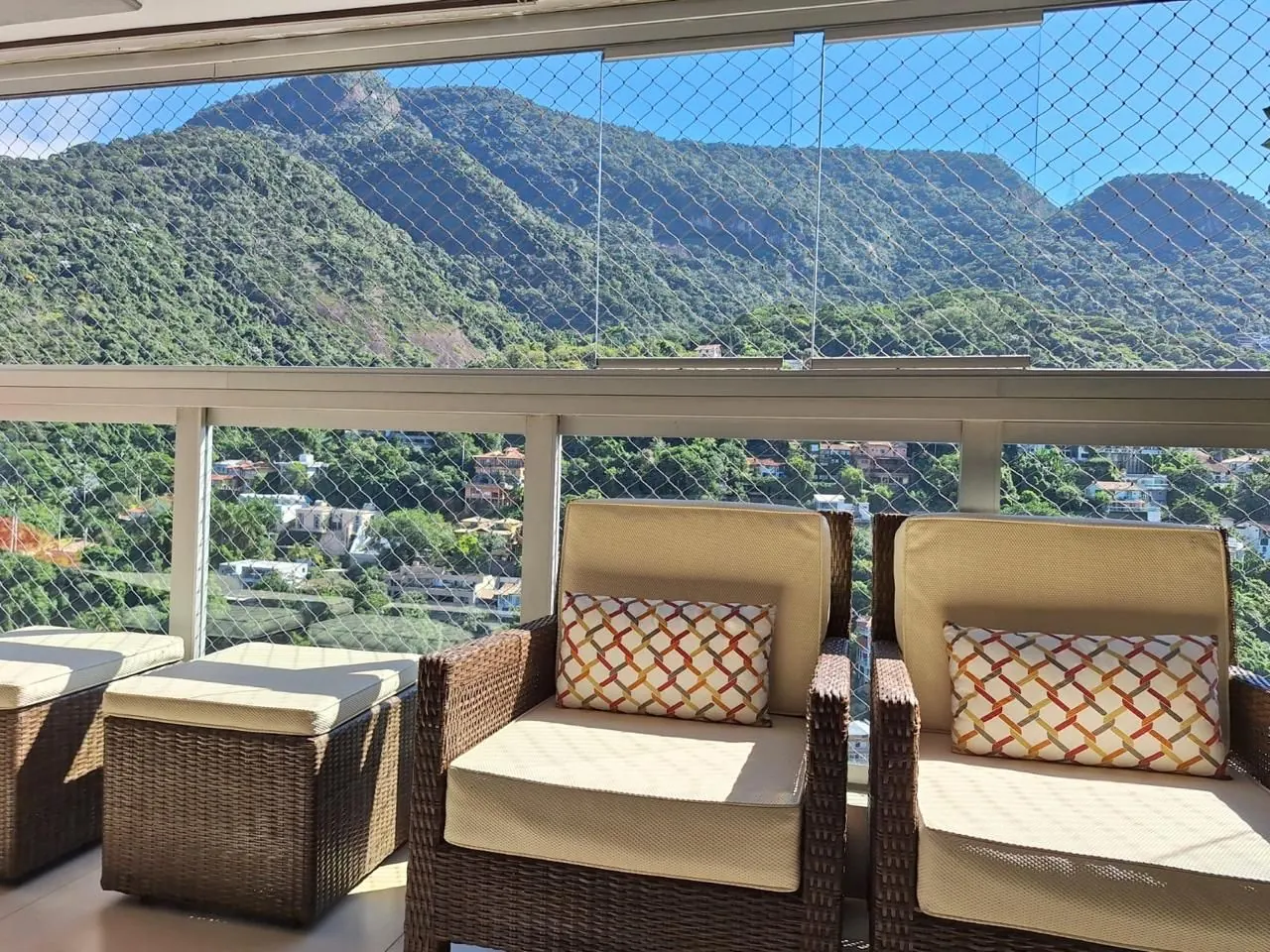 Varanda envidraçada com vista para a montanha