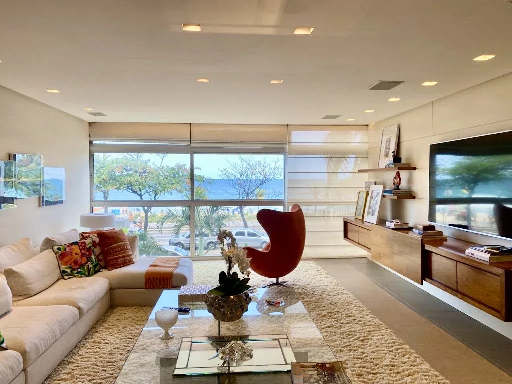 Sala de estar com vista para o mar de Ipanema