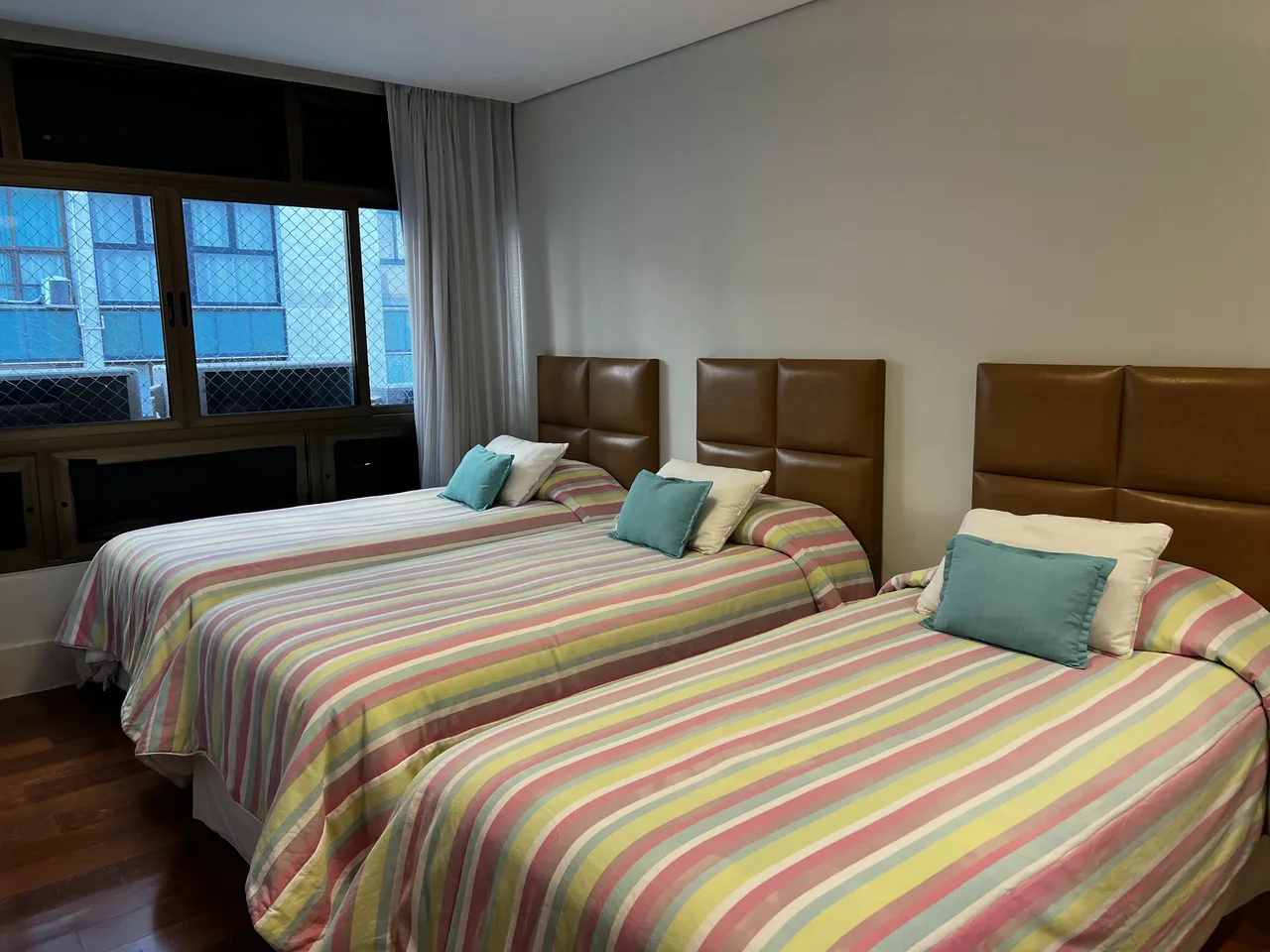 Bedroom with twin beds