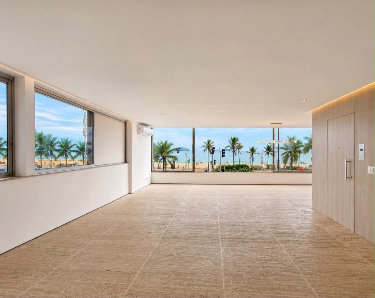 Sala ampla com vista para o mar, outro ângulo