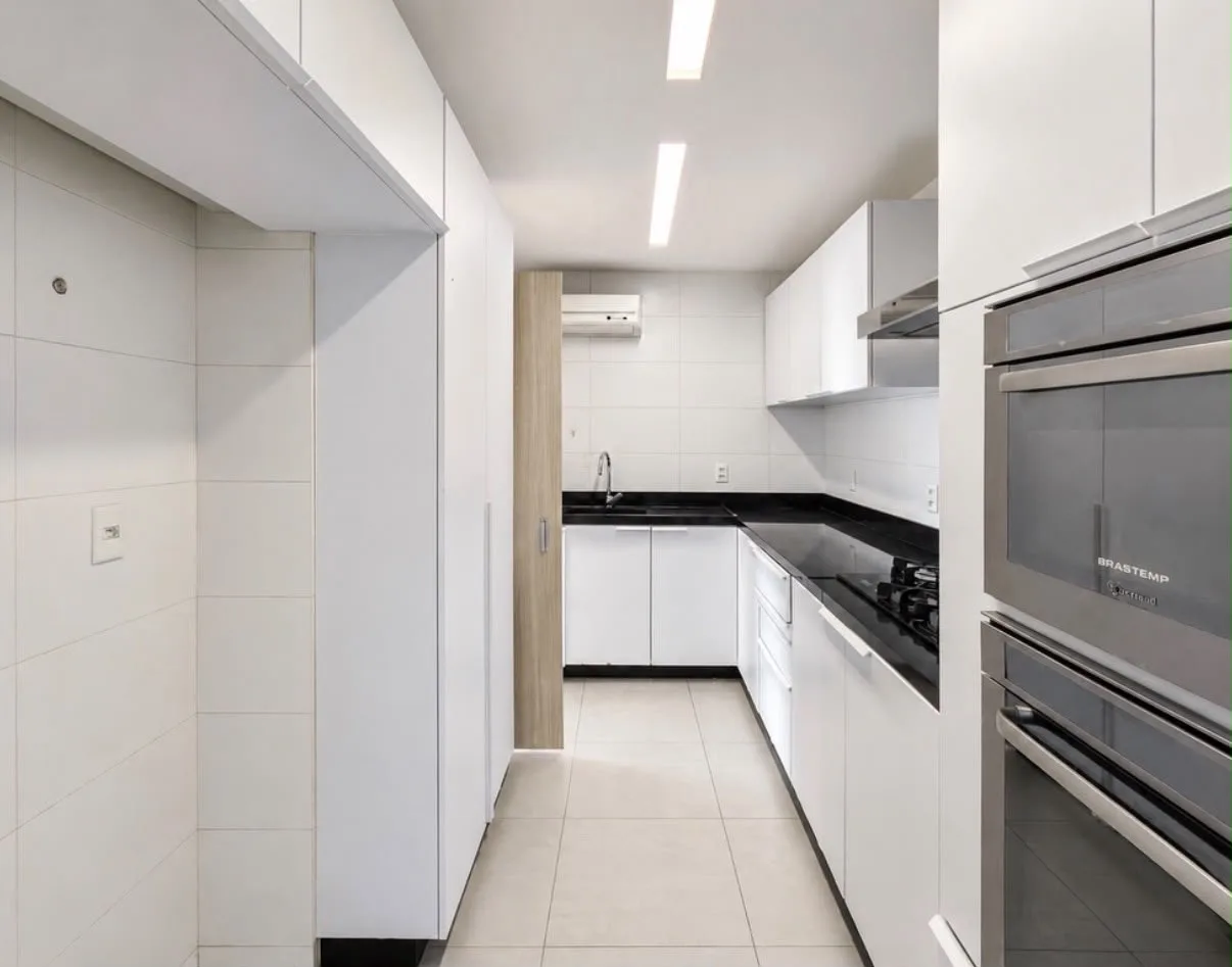 Cozinha com eletrodomésticos embutidos
