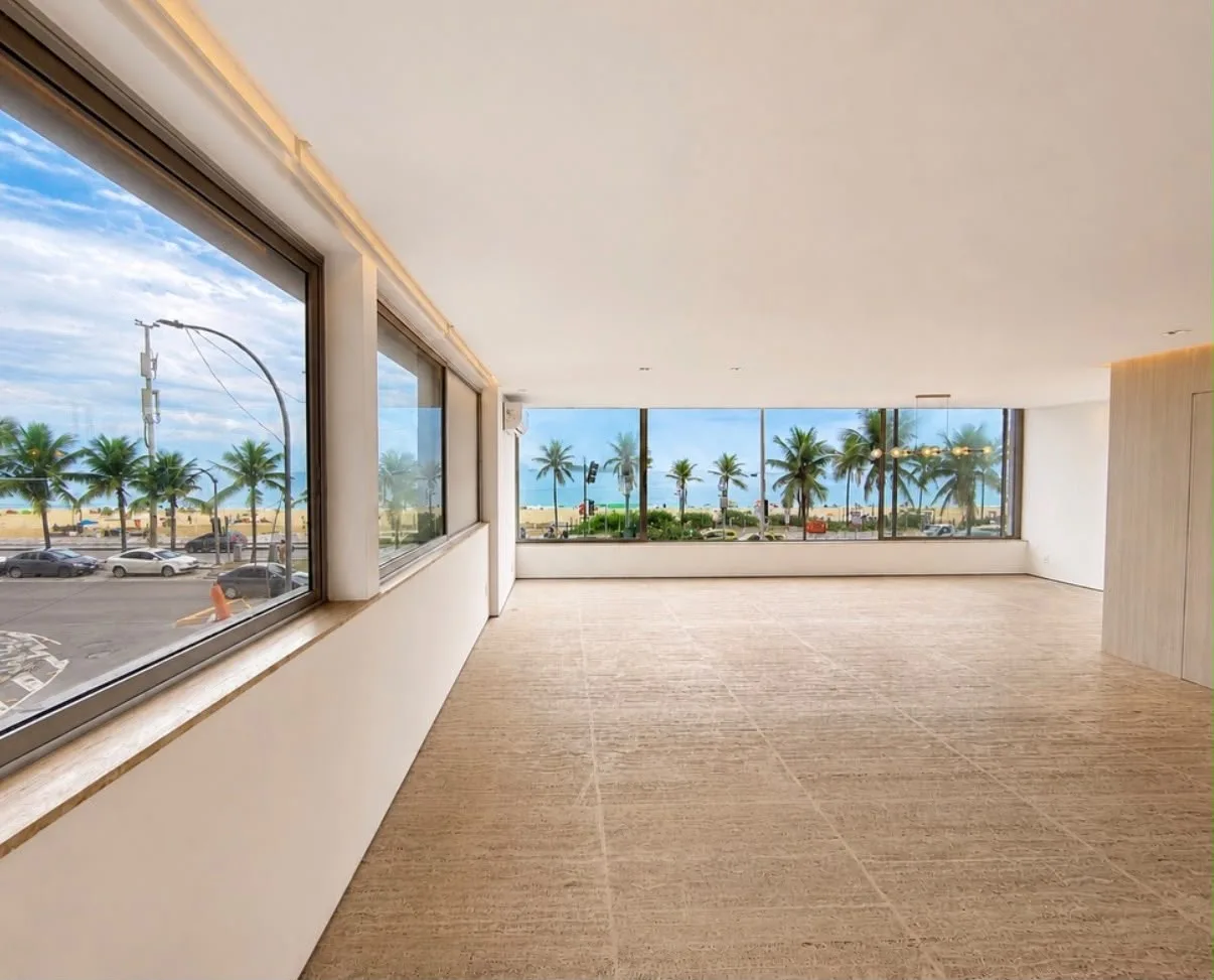 Ambiente com vista para o mar e janelas amplas