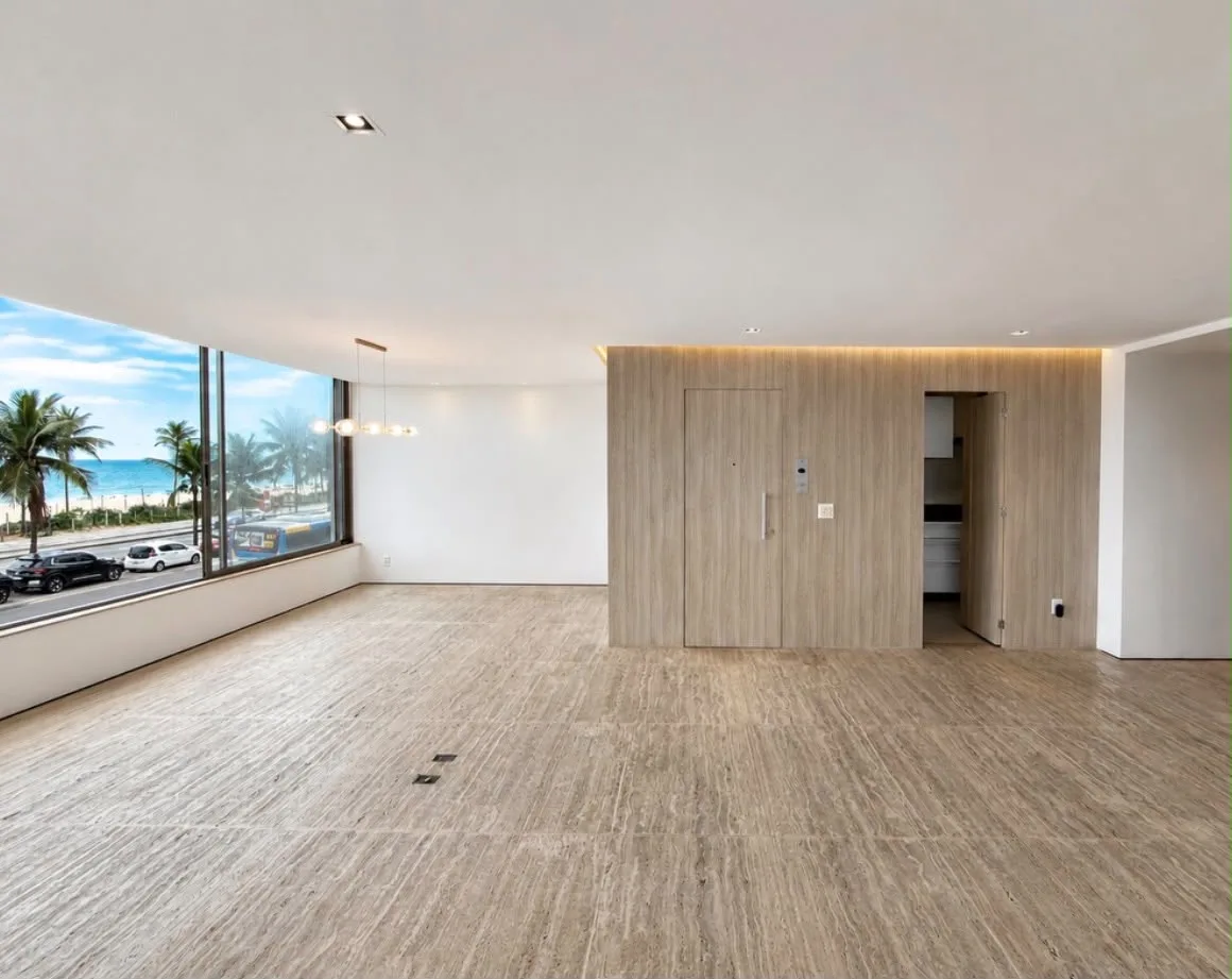 Sala com vista para o mar e parede em madeira