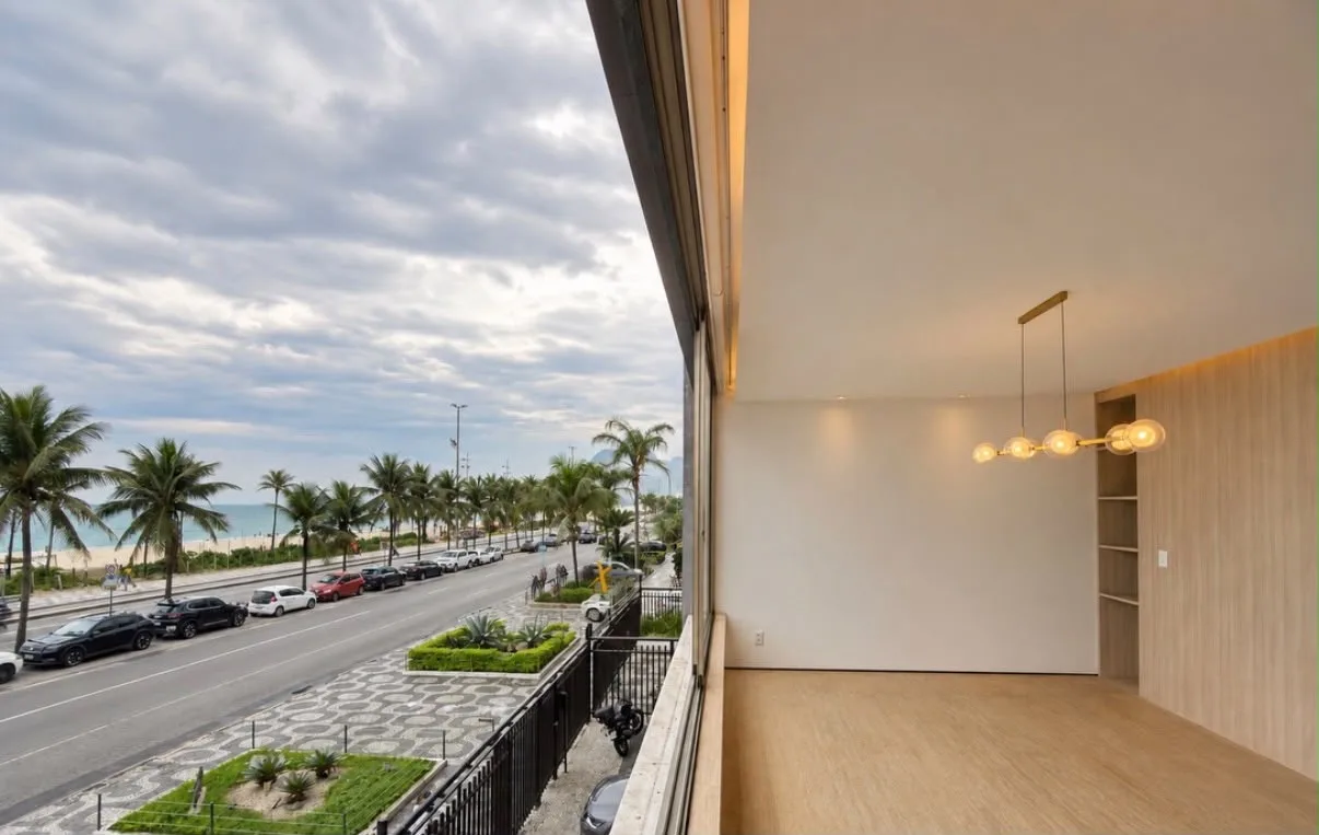 Janela com vista para a praia e o calçadão